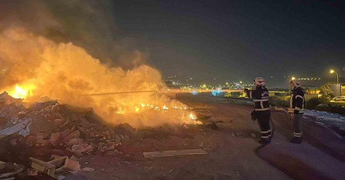 Antakya’da sanayi sitesinde çöplük alanda çıkan yangın söndürüldü