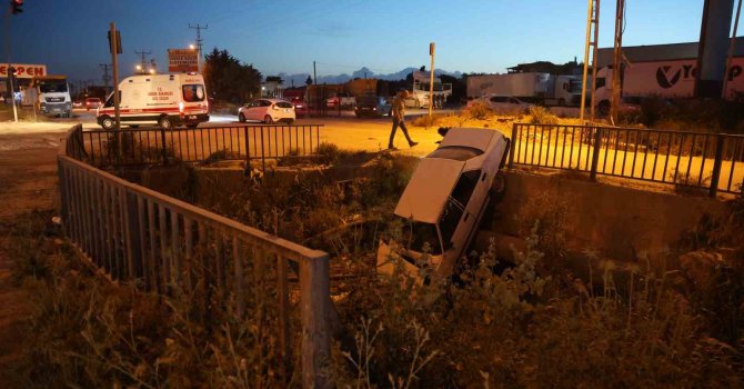 Antakya’da Tofaş otomobil su kanalına uçtu: 1 yaralı