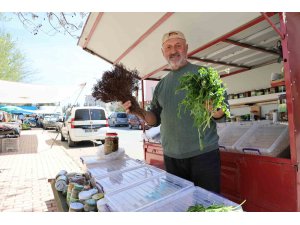 Hem satıyor, hem de faydalarını anlatıyor