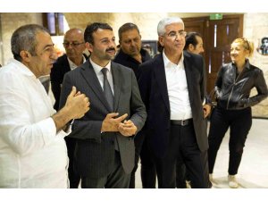 Ressam Sönmez’in ’Retrospektif Sergisi’ sanatseverlerin beğenisine sunuldu