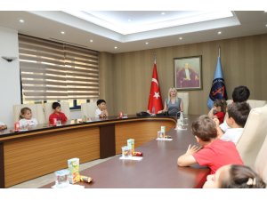 Çocuklar Akdeniz Üniversitesi Rektörlüğü koltuğunda