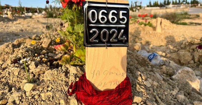 ABD’de evde ölü bulunan sosyal medya fenomeni Adana’da defnedildi