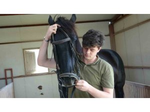 Adana’da üniversite öğrencileri biniciliği eski yarış atlarıyla öğreniyor