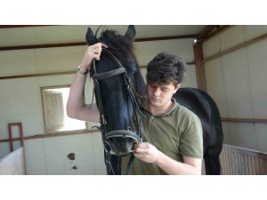 Adana’da üniversite öğrencileri biniciliği eski yarış atlarıyla öğreniyor