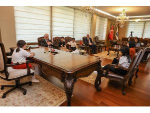 Vali Pehlivan koltuğunu küçük Zeynep’e devretti