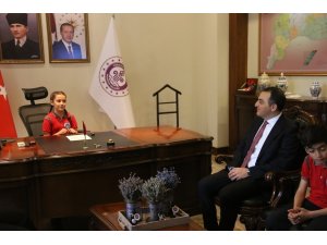 23 Nisan’da Vali koltuğuna oturan öğrenci; “Bir gün bu gerçekten bu koltuğa oturunca görevimizin hakkını vereceğiz.”