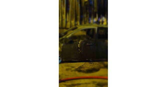 Alev alan otomobilin sürücüsü hayatını kaybetti