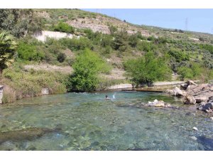 Sıcaktan bunalan depremzedeler, doğal kaynak suyunda serinledi