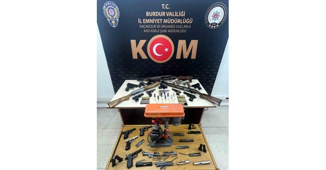 Burdur’da kaçakçılık operasyonunda çok sayıda silah ele geçirildi