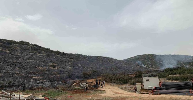 Korkuteli’nde çıkan yangında 60 dönümlük çalılık alan yandı