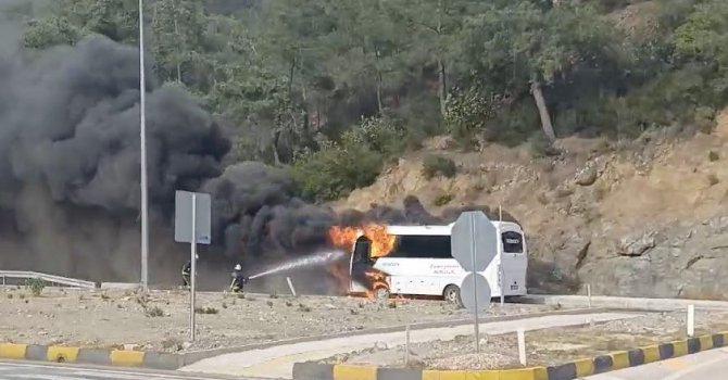 Otel çalışanlarını taşıyan servis midibüsü seyir halinde alev aldı