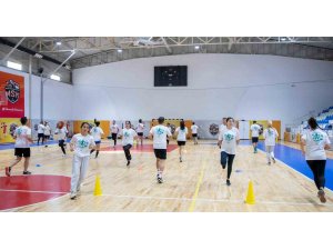 Mersin’de gençler, belediyenin açtığı fiziksel yeterlilik kursunda sınavlara hazırlanıyor