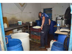 Mersin’de sağlıksız ortamda üretim yapılan kaçak peynir imalathanesi tespit edildi