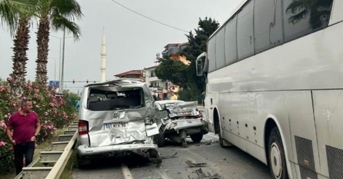 Alanya’da 4 araçlı zincirleme kaza