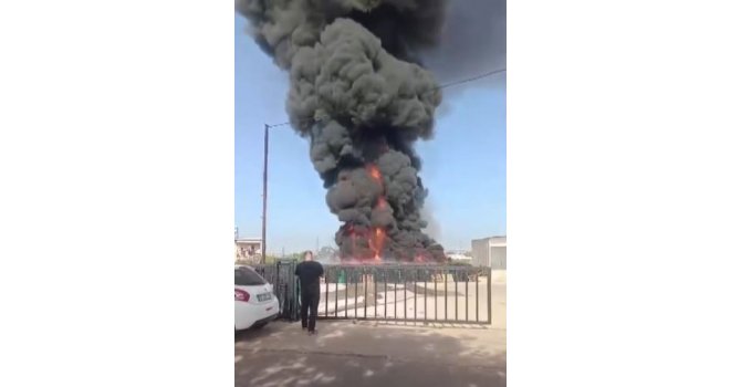 Deponun bahçesindeki plastik kasalar yandı, siyah dumanlar gökyüzünü kapladı