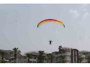 Alanya semaları yamaç paraşütleriyle renklendi