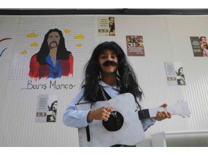 Küçük Barış Manço takma saçı, bıyığı ve sahne performansıyla beğeni topladı