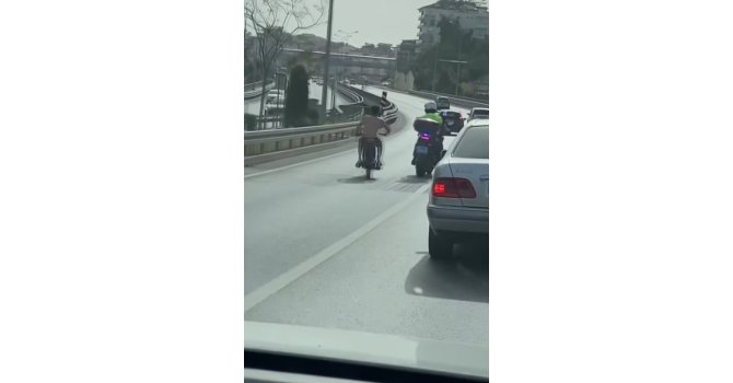 Motosikletini, kendisine ’dur’ ihtarında bulunan motorize trafik polisinin üzerine sürdü