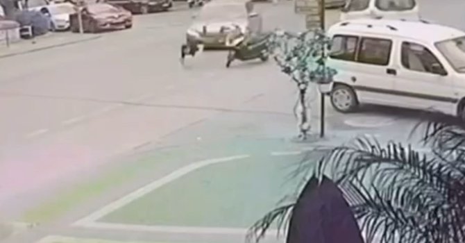 Motosiklet sürücüsünün ölümden döndüğü anlar güvenlik kamerasında