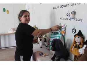 Depremzede kadınların elinden çıkan amigurumi bebekler, 300 ile bin 300 TL arasında alıcı buluyor