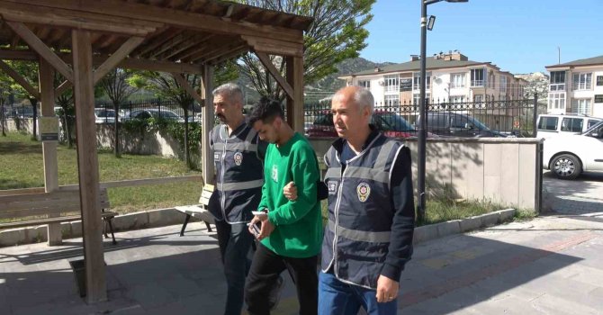 Burdur’da farklı suçlardan 25 yıl hapis cezasıyla aranan firari cezaevine gönderildi