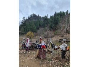 Yabani hayvanları korkutmak için cansız mankenli önlem