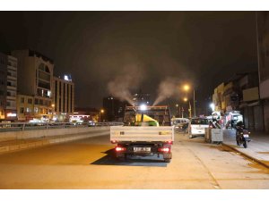 Enkaz kentte haşere ile mücadelede ilaçlama sürüyor