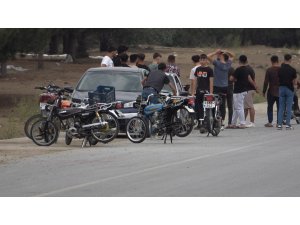 Trafiğe kapalı yol motosiklet yarış pistine dönüştü