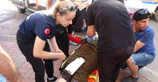 Dakikalarca bekledi, son adımında otomobilin altında kaldı