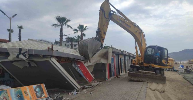 Alanya sahilindeki barakalar yıkıldı