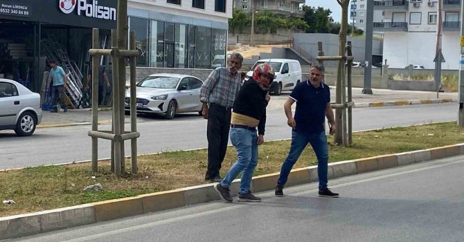 Motosiklet sürücüsü kaskı sayesinde kazayı ucuz atlattı, çarpan sürücü kaçtı