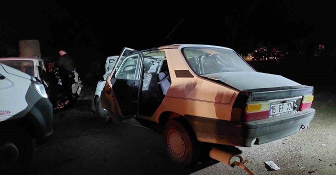Burdur’da otomobiller kafa kafaya çarpıştı: 1’i çocuk 4 yaralı
