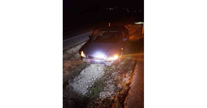 Burdur’da kontrolden çıkan otomobil refüje düştü: 2 yaralı