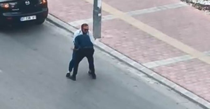 Tartıştığı sürücüyü yere yatırıp defalarca yumrukladı