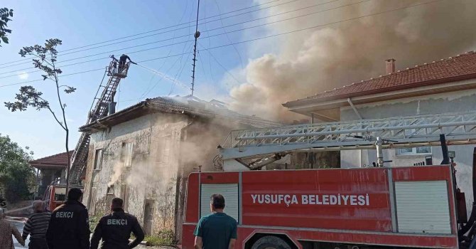 Burdur’da depoda çıkan yangın evlere sıçradı: 2 ev ve 1 depo kullanılamaz hale geldi