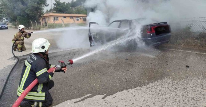 İskenderun’da yanan araç hurdaya döndü