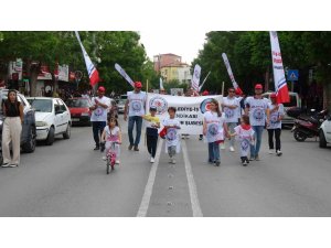 Burdur’da 1 Mayıs Emek ve Dayanışma Günü yürüyüş ve halaylarla kutlandı