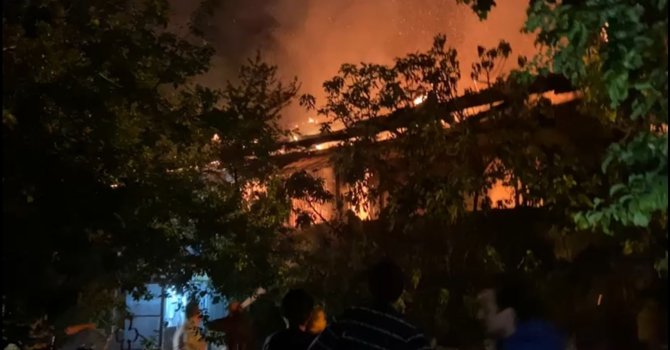 Evdeki yangın tüpü patladı, 2 ahşap bina alev alev yandı