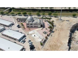 Çevresindeki yüzlerce yapı yıkılan camide ibadet devam ediyor