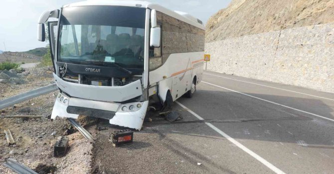 Midibüs bariyerlere çarptı: 2 yaralı