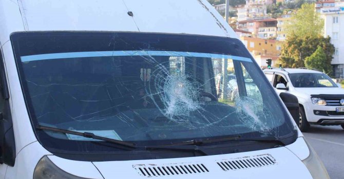 Antalya’da öğrencilerin bulunduğu servis aracına sopalı saldırı