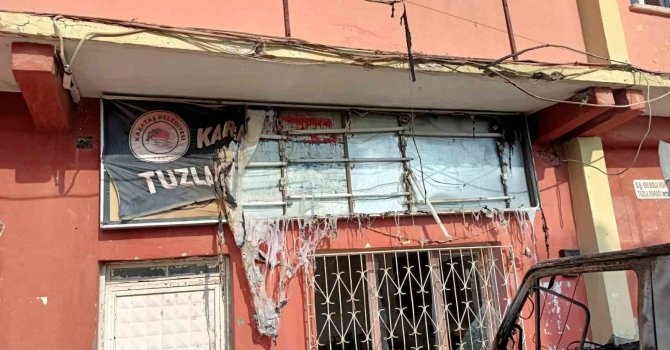 Karataş Belediyesi hizmet binası kundaklandı