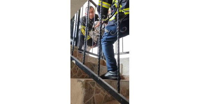 Kafasını demir korkuluğa sıkıştıran çocuğu itfaiye ekipleri kurtardı