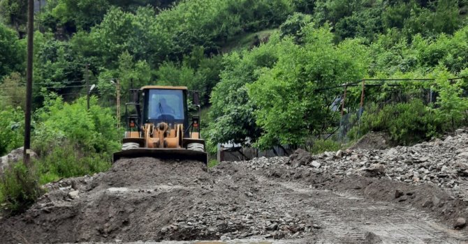 Osmaniye’de şiddetli yağıştan dolayı kapanan köy yolları açıldı