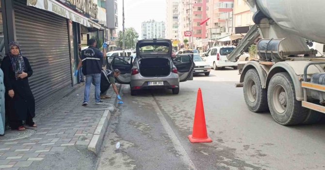 Lastikçiye silahlı saldırı sırasında aracıyla yoldan geçerken vurulan kadın hayatını kaybetti