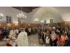 Enkaz kentte Paskalya ayini düzenlendi