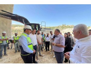 Kıratlı: “Çeşmeli-Taşucu otoyol projesinin ilk etabı 9 farklı noktada devam ediyor”