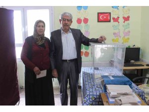 Depremzede vatandaşlar, ilçe değişikliği için sandık başında