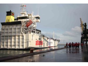 Yeni ’İyilik Gemisi’ Mersin’den Gazze’ye uğurlandı