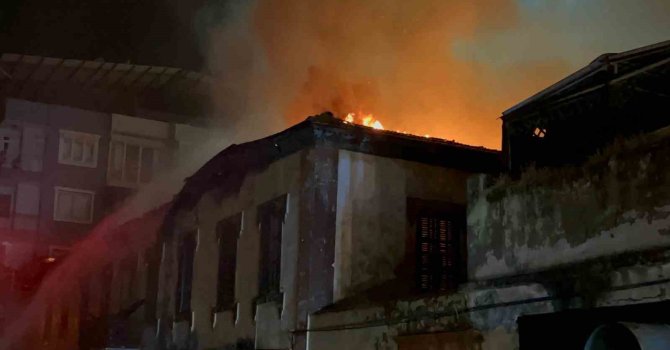 Hatay’da 200 yıllık tarihi bina çıkan yangında kül oldu